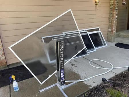 Screen cleaning tool in action